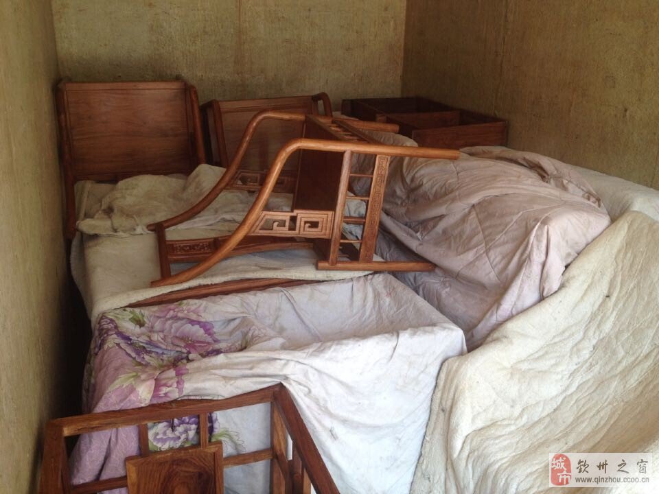 紅木家具搬運(yùn)現(xiàn)場(chǎng)